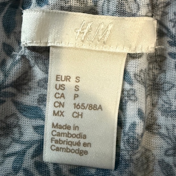 H&M Blouse, Blue/White Floral, on/off the shoulder, size Small - Picture 8 of 9
